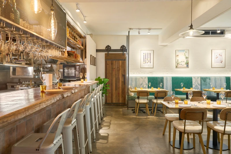 全新地中海風格蔬食餐廳 Sunbird 11月正式開幕，鳥類意象靈感源自大自然。