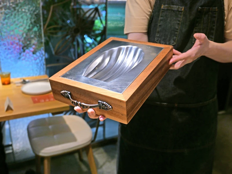 巨型瑪德蓮的模具。