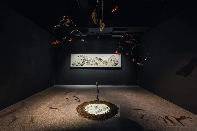 Ali Istanda胡家瑜〈山，與山〉，2024，樹脂版畫／裝置，尺寸依場地而定，圖檔由哇大創意提供。