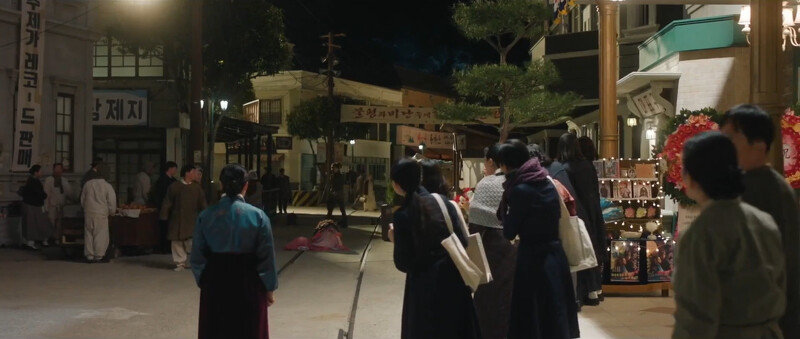 姜團長叫喚、徐慧朗哭倒在馬路上,文鈺瓊甩都不甩揚場而去,圍在劇團外的粉絲驚覺不對勁 姜團長叫喚、徐慧朗哭倒在馬路上,文鈺瓊甩都不甩揚場而去,圍在劇團外的粉絲驚覺不對勁