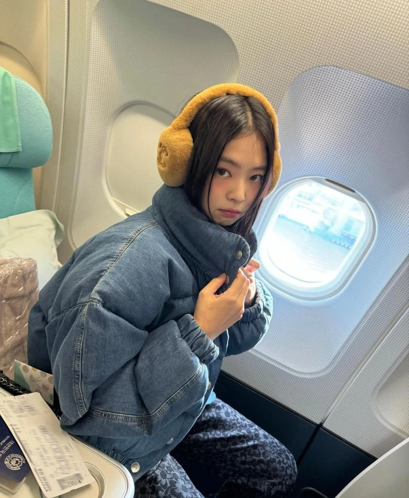 金珍妮戴上香奈兒最新冬季系列的耳罩,前往日本,可愛又時髦。 金珍妮戴上香奈兒最新冬季系列的耳罩,前往日本,可愛又時髦。