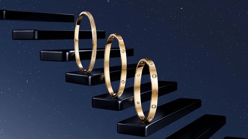 Love鋪鑲鑽石18K金手環小型款(左起)、Love 18K金手環中型款、Love 18K金鑲鑽手環經典款。 Love鋪鑲鑽石18K金手環小型款(左起)、Love 18K金手環中型款、Love 18K金鑲鑽手環經典款。