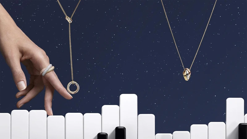 Trinity鋪鑲鑽石戒指(左起)、Trinity鑲鑽墜鍊、Trinity枕型項鍊。 Trinity鋪鑲鑽石戒指(左起)、Trinity鑲鑽墜鍊、Trinity枕型項鍊。