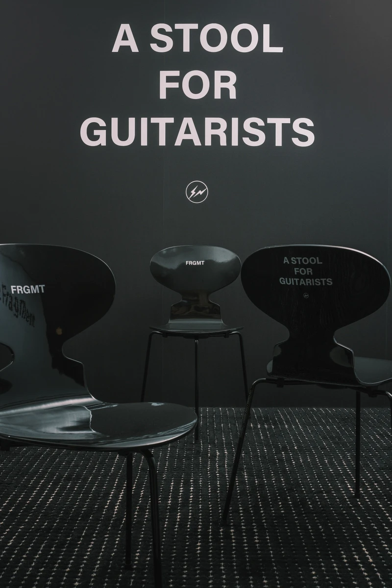 這次合作還融入了音樂元素,由吉他手淺葉裕文參與宣傳影片拍攝,以音樂傳達藤原浩對設計與音樂融合的深刻理解。 這次合作還融入了音樂元素,由吉他手淺葉裕文參與宣傳影片拍攝,以音樂傳達藤原浩對設計與音樂融合的深刻理解。