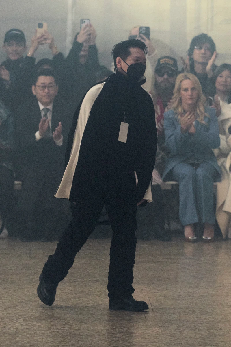 Peter Do鮮少出現在螢幕前,這是2024秋冬秀後難得的謝幕照。 Peter Do鮮少出現在螢幕前,這是2024秋冬秀後難得的謝幕照。