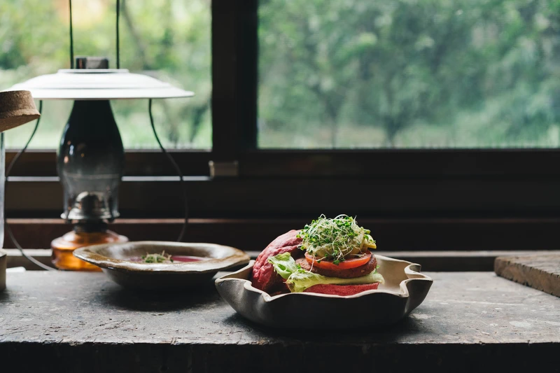 粉紅午宴的特色,特製化粉紅漢堡,代表東西方交融。 粉紅午宴的特色,特製化粉紅漢堡,代表東西方交融。