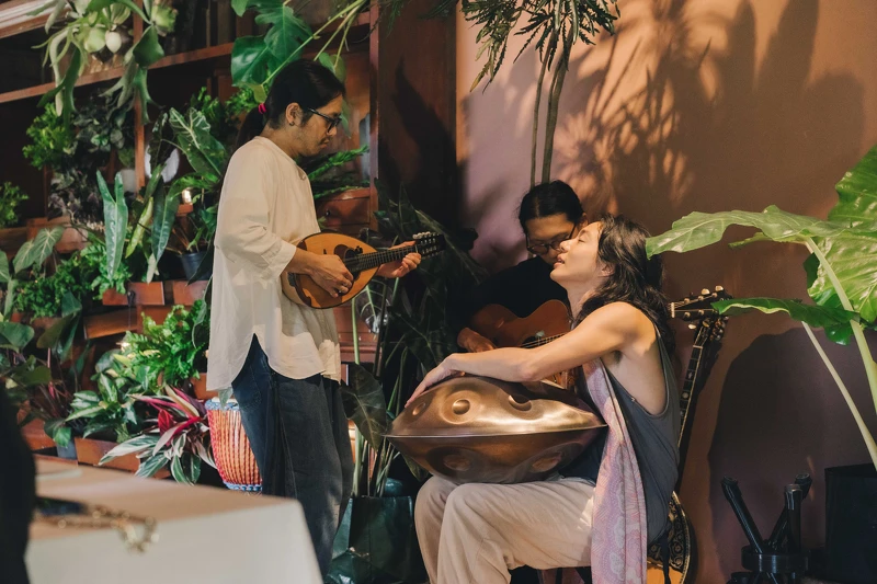 此場宴會也邀請世界音樂團體泰元臨場一起來共襄盛舉,結合空間環境策展搭配音樂五感,激發飲食上的心流感受,讓吃不只是吃,人與人的交流更自在並且心對心。 此場宴會也邀請世界音樂團體泰元臨場一起來共襄盛舉,結合空間環境策展搭配音樂五感,激發飲食上的心流感受,讓吃不只是吃,人與人的交流更自在並且心對心。