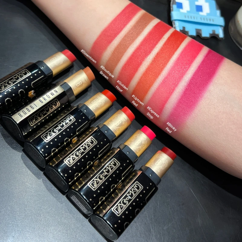 Bobbi Brown芭比波朗柔霧慕斯唇膏PAC-MAN版(左起)#Downtown、#Boutique Brown、#Golden Hour、#Uptown Red、#Express Stop、#Blinky Red手部試色。