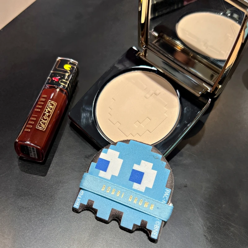 Bobbi Brown芭比波朗輕隱毛孔蜜粉餅PAC-MAN版(#Soft Porcelain)，NT1,900