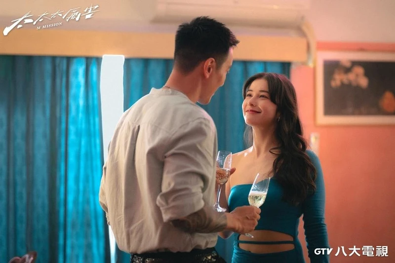 James 總趁著出任務時拈花惹草。 James 總趁著出任務時拈花惹草。