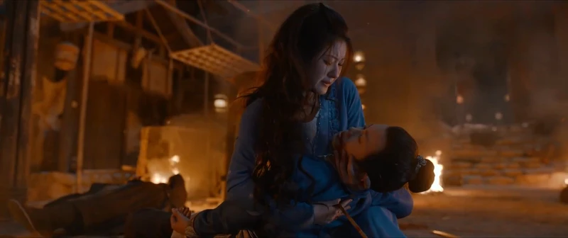 「端午」抱著中箭傷亡的「小蝦米」,從半夜哭到天亮,悲痛至極。 「端午」抱著中箭傷亡的「小蝦米」,從半夜哭到天亮,悲痛至極。