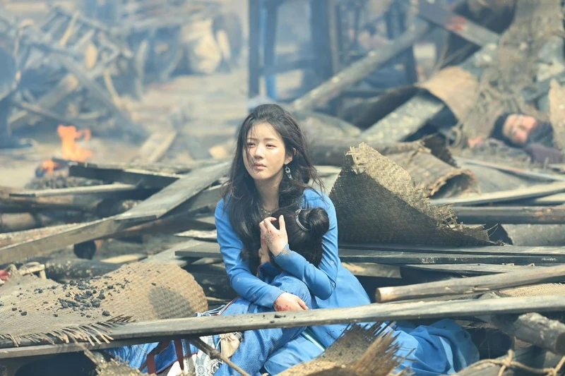 「端午」抱著中箭傷亡的「小蝦米」,從半夜哭到天亮,悲痛至極。 「端午」抱著中箭傷亡的「小蝦米」,從半夜哭到天亮,悲痛至極。