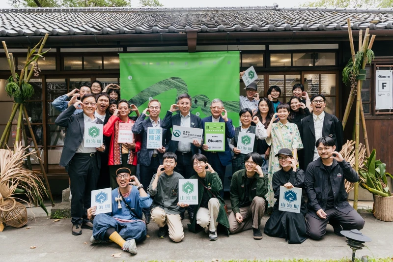 《找一步》由林業保育署主辦,「勤美璞真文化藝術基金會」負責執行,「孩在 Hi!Kidult」參與策劃,邀請了十組臺灣跨領域創作團隊,共同打造沉浸式情境空間。 《找一步》由林業保育署主辦,「勤美璞真文化藝術基金會」負責執行,「孩在 Hi!Kidult」參與策劃,邀請了十組臺灣跨領域創作團隊,共同打造沉浸式情境空間。