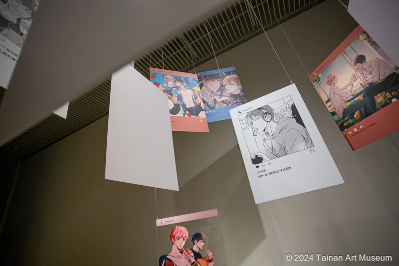 漫畫家桂的暢銷BL台漫《我的網紅男友》,在展覽室中被賦予了民眾可與角色互動自拍的設置。(南美館提供) 漫畫家桂的暢銷BL台漫《我的網紅男友》,在展覽室中被賦予了民眾可與角色互動自拍的設置。(南美館提供)