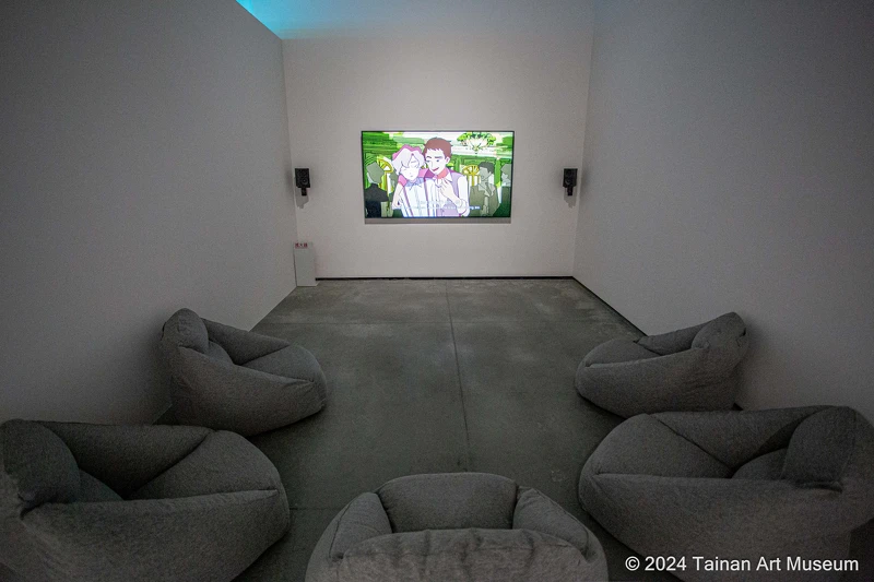 可在舒適的沙發放觀賞以日治時期大稻埕為背景的全臺語配音動畫《竇蓮魁》。(南美館提供) 可在舒適的沙發放觀賞以日治時期大稻埕為背景的全臺語配音動畫《竇蓮魁》。(南美館提供)