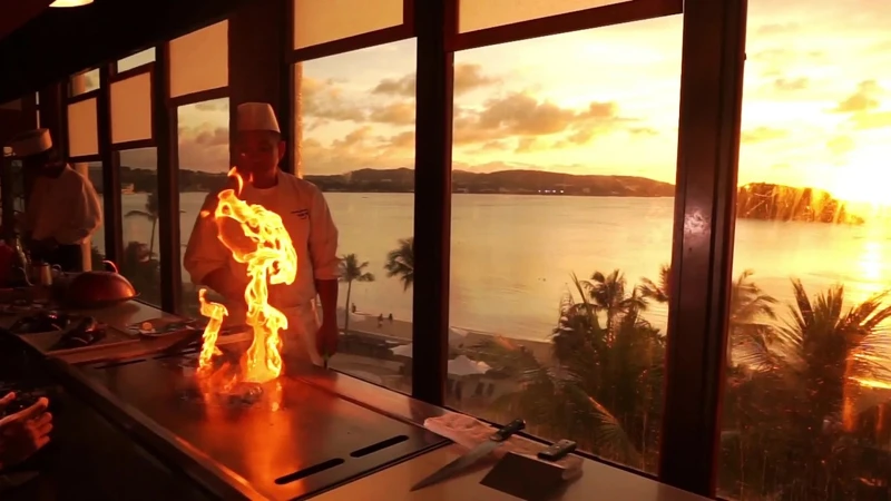 度假村設有三間餐廳，包括了日本鐵板燒料理餐廳「SAGANO」。