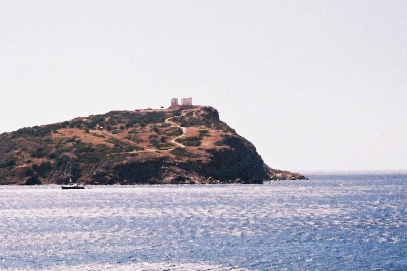 環繞著絕美的湛藍愛琴海。