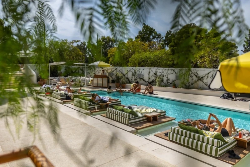 一樓有泳池俱樂部空間。