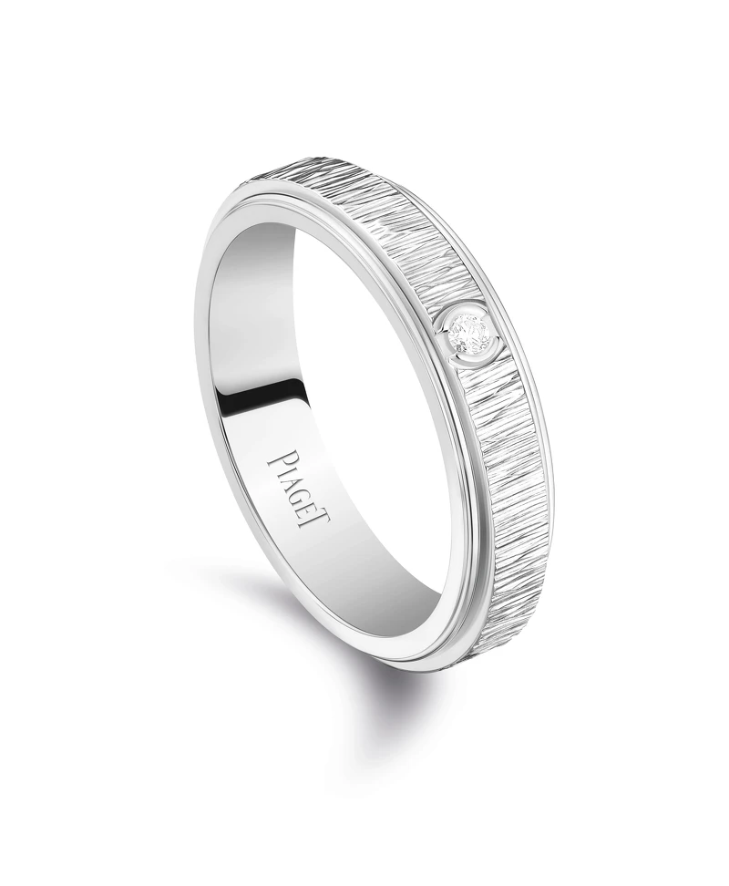 Possession系列18K白金宮廷式雕刻飾紋鑽石戒指,建議售價約NT$94,000