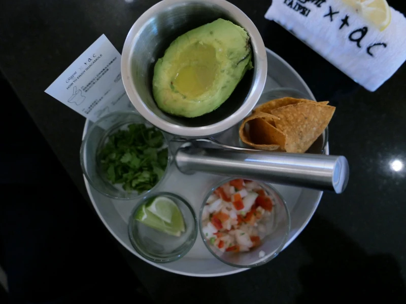 店內的招牌料理之一「DIY手作酪梨盤」。 店內的招牌料理之一「DIY手作酪梨盤」。