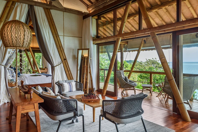 客房皆以自然材質、浮木抑或是回收料所建造。 客房皆以自然材質、浮木抑或是回收料所建造。