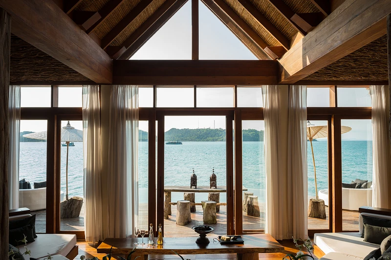 每個別墅空間設計靈感來自柬埔寨漁村,並淋漓盡致的展現了島嶼熱帶風情。 每個別墅空間設計靈感來自柬埔寨漁村,並淋漓盡致的展現了島嶼熱帶風情。