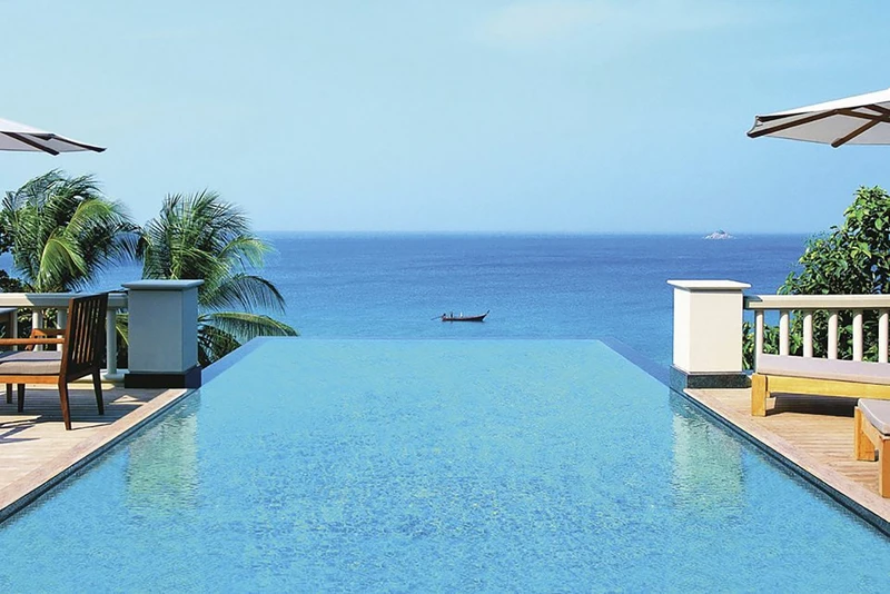 公共空間的無邊際泳池。 公共空間的無邊際泳池。