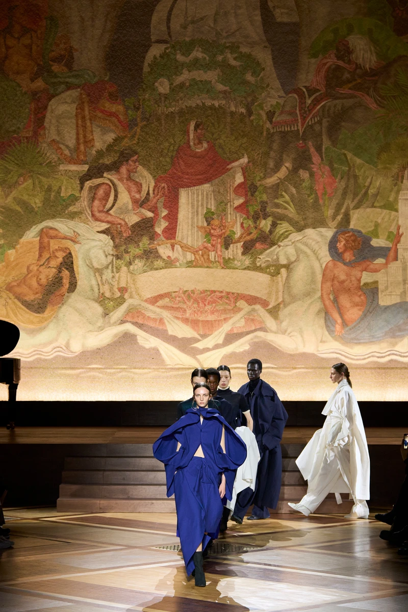 ISSEY MIYAKE 2024/25秋冬系列以「What Has Always Been」主題，於巴黎多雷港移民歷史博物館登場，將布料與服裝以創意傳達亙古、當下與未來，展現超越時空的美妙探索。