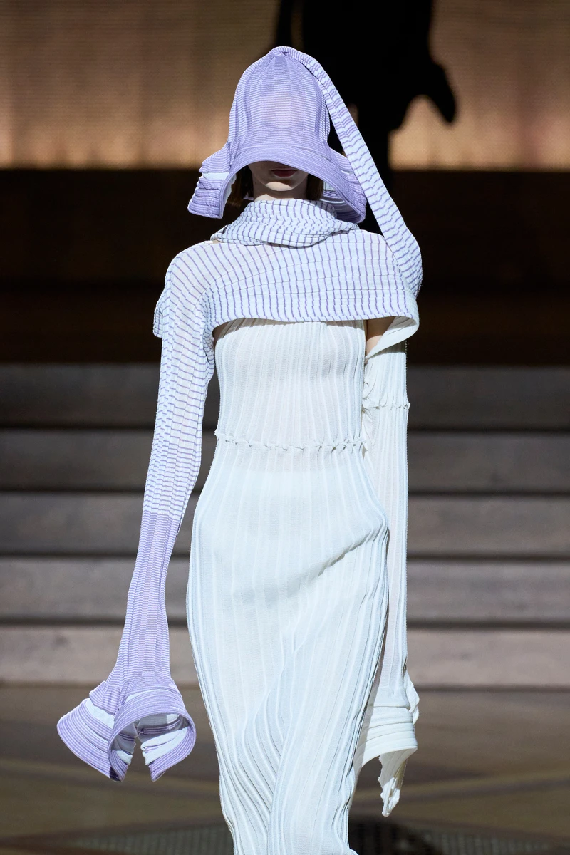 ISSEY MIYAKE 2024/25秋冬系列。 ISSEY MIYAKE 2024/25秋冬系列。