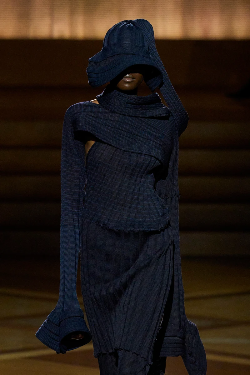 ISSEY MIYAKE 2024/25秋冬系列。 ISSEY MIYAKE 2024/25秋冬系列。