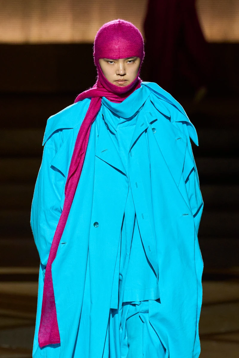 ISSEY MIYAKE 2024/25秋冬系列。 ISSEY MIYAKE 2024/25秋冬系列。