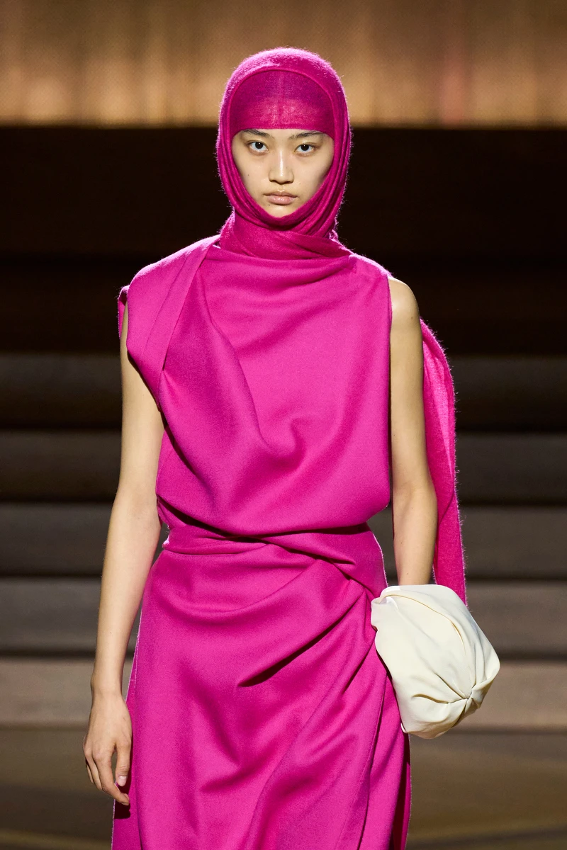 ISSEY MIYAKE 2024/25秋冬系列。 ISSEY MIYAKE 2024/25秋冬系列。