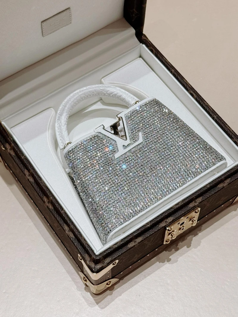 【SOGO獨家商品】Capucines Nano 水晶鑲綴與白色鱷魚皮提把翻蓋，NT$745,000。