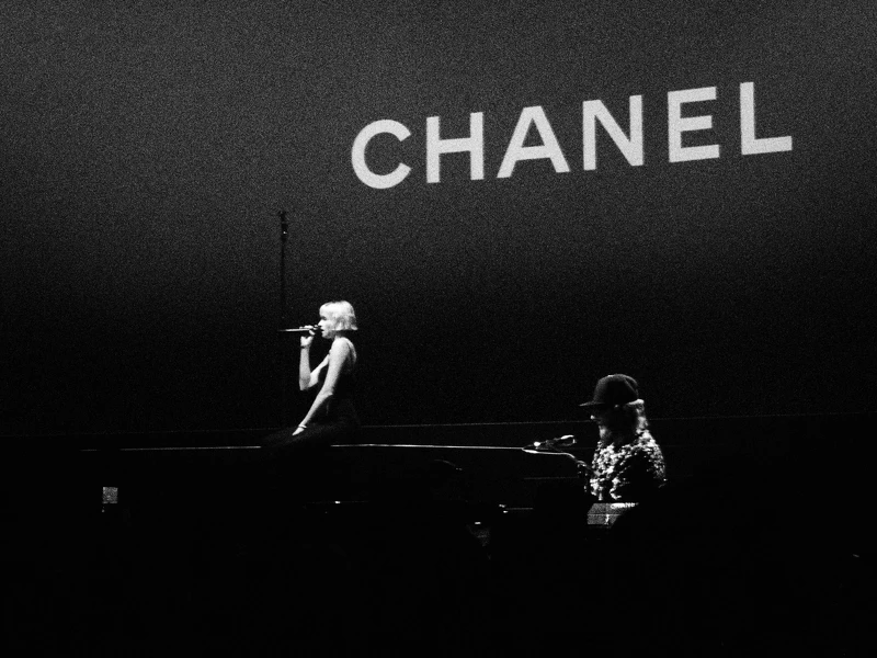 二重唱組合創作歌手 Angèle 與 Sébastien Tellier 表演悠揚樂音