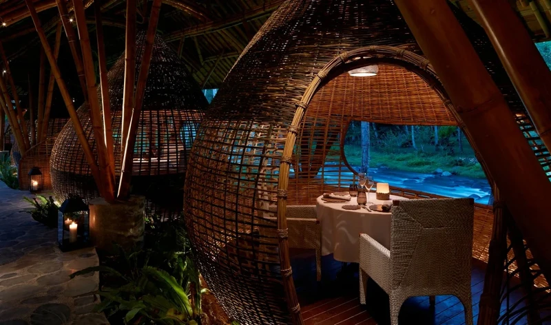 以九個竹製小亭構成獨特又私密的用餐空間。 以九個竹製小亭構成獨特又私密的用餐空間。