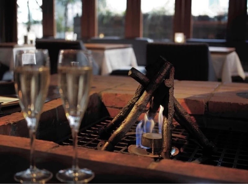 「MERCER BRUNCH」空間中最具代表的「火爐」帶來了溫暖,也為空間營造出故事感。 「MERCER BRUNCH」空間中最具代表的「火爐」帶來了溫暖,也為空間營造出故事感。