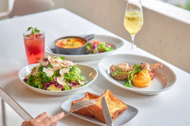 餐廳將分為兩個時段營業。 餐廳將分為兩個時段營業。