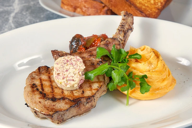 伊比利法式戰斧豬排。 伊比利法式戰斧豬排。