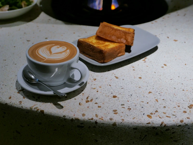 咖啡使以義大利「La Marzocco」咖啡機萃取製作的。 咖啡使以義大利「La Marzocco」咖啡機萃取製作的。