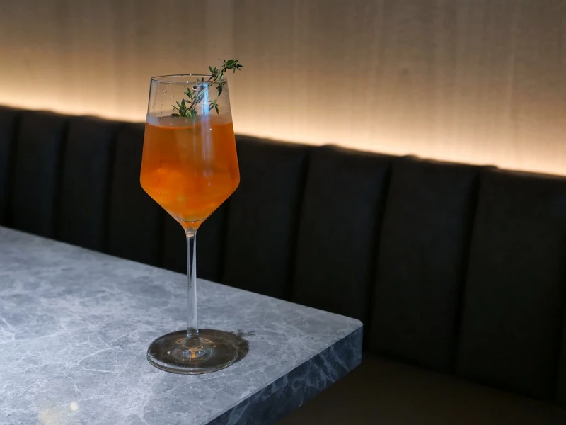 在「MERCER BRUNCH」享用早午餐不僅能喝到香醇的咖啡,也能品味香檳、調酒、自然酒等等,選擇相當多元。 在「MERCER BRUNCH」享用早午餐不僅能喝到香醇的咖啡,也能品味香檳、調酒、自然酒等等,選擇相當多元。