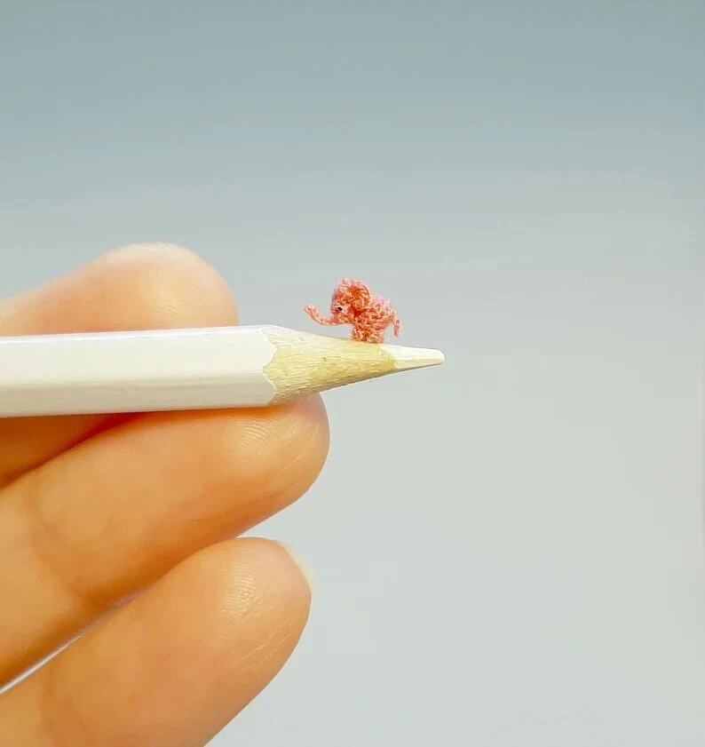 看啥小—微型藝術博物館_Lucia Dolgopolova《Pink Crochet Elephant》