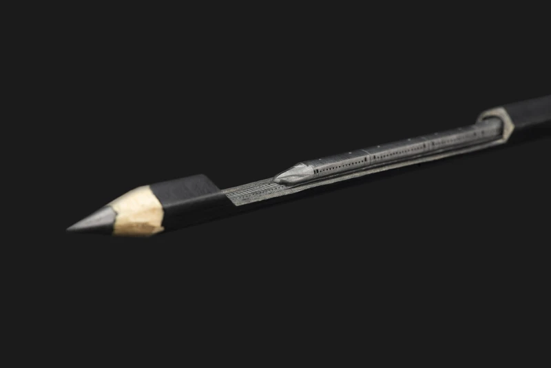 看啥小—微型藝術博物館_Jasenko Dordevic《Bullet train》 