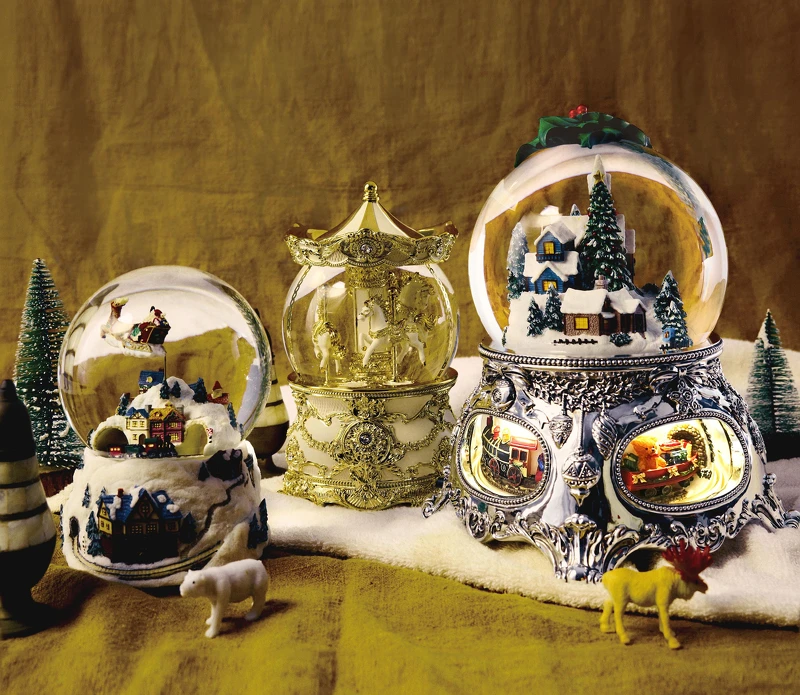 (左起)幸福的雪白聖誕,NT2,380、華麗金旋轉木馬,NT3,280、夢幻列車歡樂頌 聖誕 水晶球音樂盒 NT5,980 all by 讚爾 (左起)幸福的雪白聖誕,NT2,380、華麗金旋轉木馬,NT3,280、夢幻列車歡樂頌 聖誕 水晶球音樂盒 NT5,980 all by 讚爾