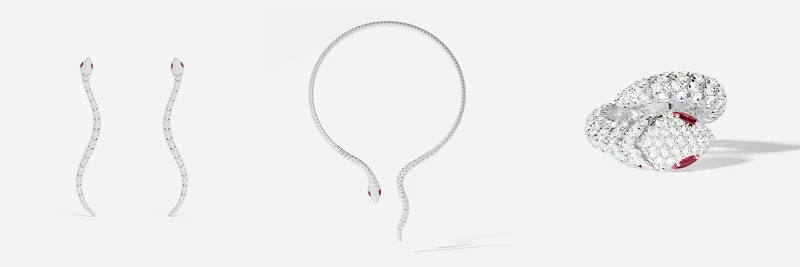 左：密鑲KAA垂墜耳環 NT10,500， 中：密鑲KAA纏繞式項圈 NT20,000，右：密鑲KAA戒指NT5,200