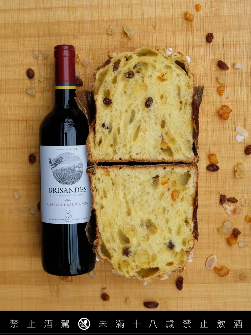 搭配上咖啡、茶，或一杯甜酒（如 Vin Santo）或是紅酒享用。