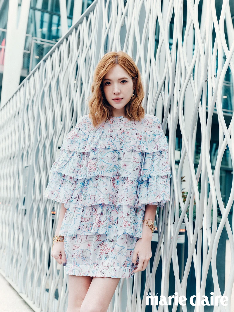 Chanel 2021/22 Métiers d'art 工坊系列正是於「Le19M」盛大舉辦,彼時以此宣告藝術新基地的誕生,也更為此系列注入建築語彙呼應,用刺繡圖紋打造鮮明的幾何紋理。