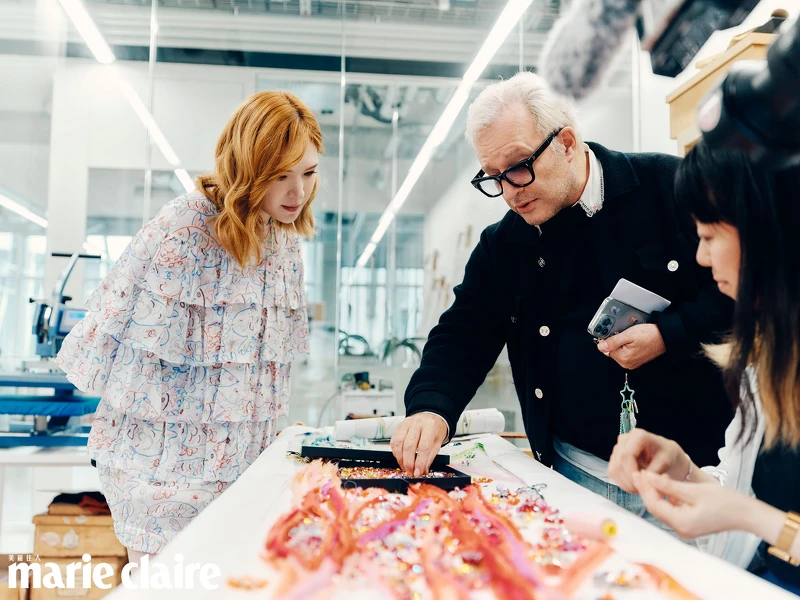 Lesage 藝術總監 Hubert Barrère 親自講解刺繡工坊唯美的製程與設計的配色要領。