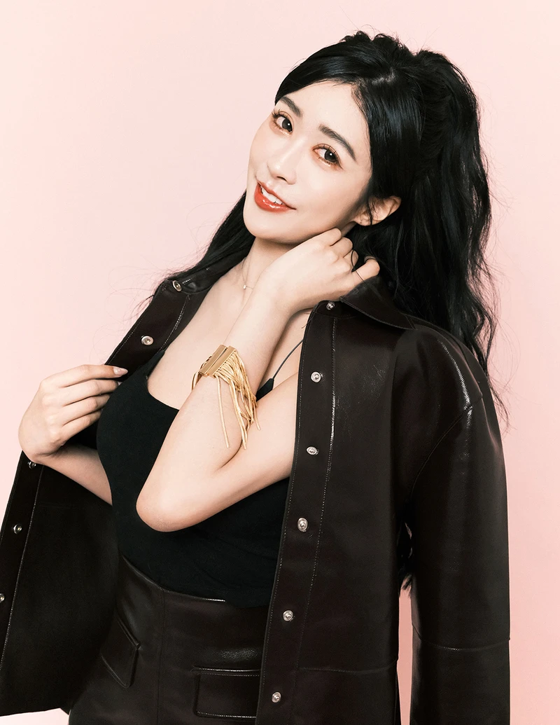 酒紅皮衣 、酒紅皮裙 、金色流蘇手環 ，all by H&M studio。