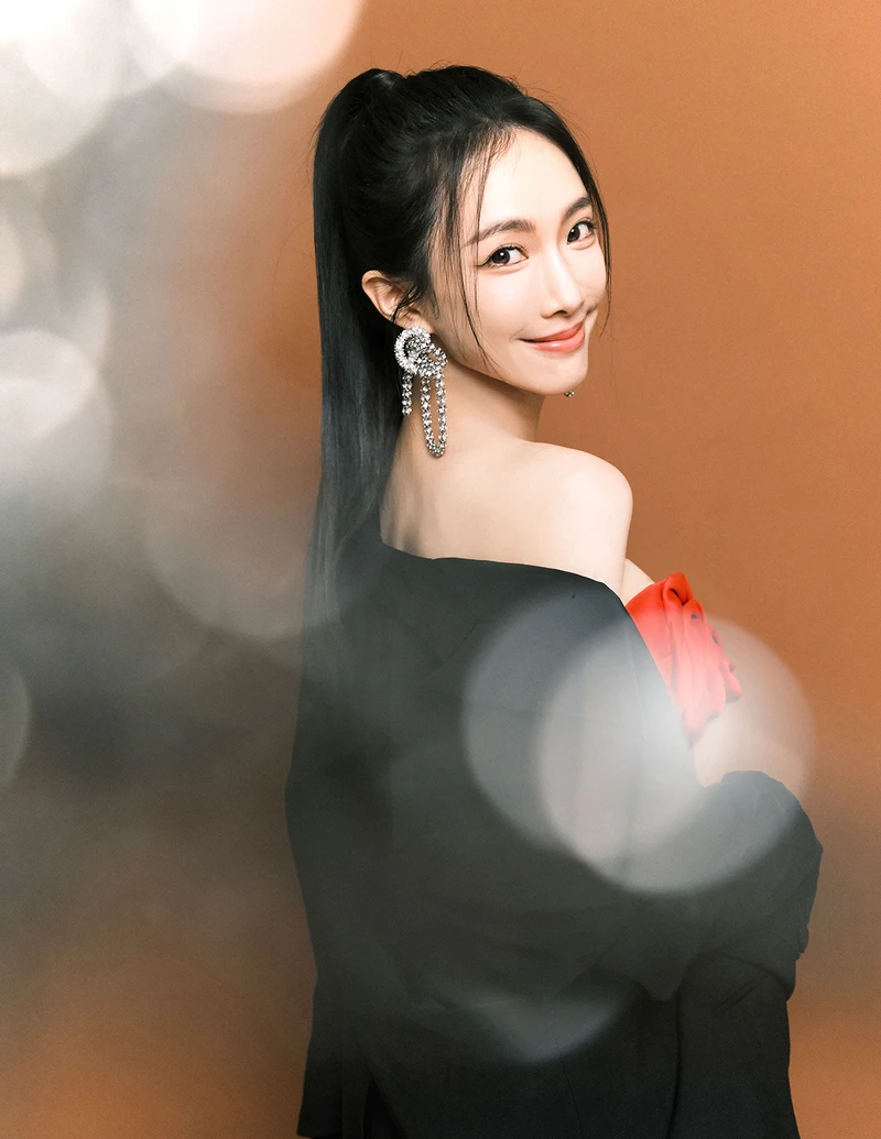 紅色花朵背心 、紅色短裙，both by Marc Jacobs；黑色西裝外套， H&M Studio。