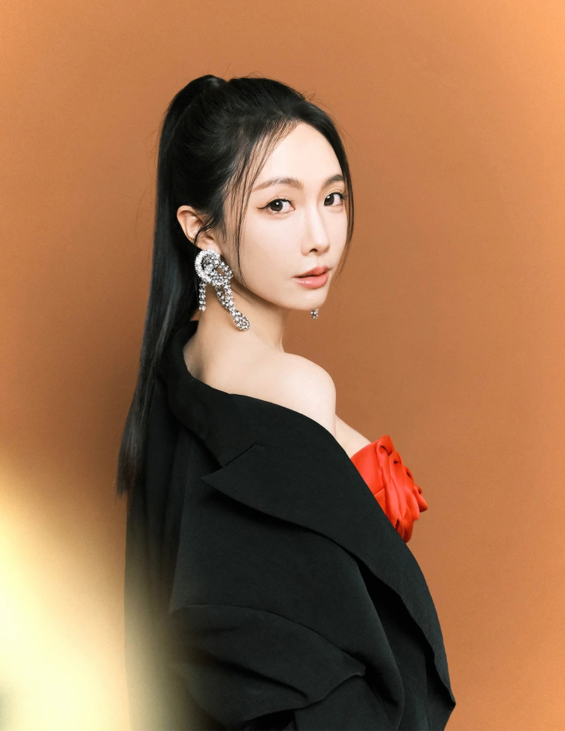 紅色花朵背心 、紅色短裙，both by Marc Jacobs；黑色西裝外套， H&M 